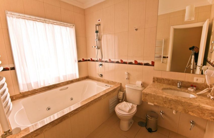 banheiro-hotel-chris-park-campos-do-jordao-02