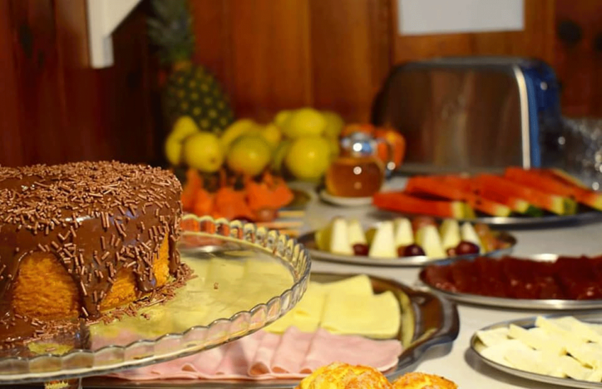 cafe-da-manha-pousada-curumi-campos-do-jordao-01