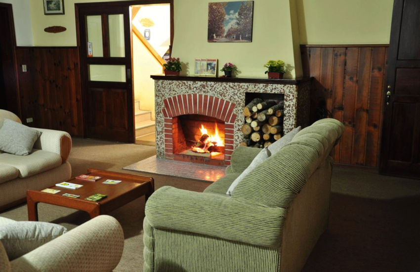 sala-da-lareira-pousada-curumi-campos-do-jordao-01