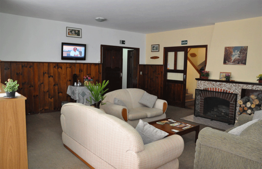 sala-da-lareira-pousada-curumi-campos-do-jordao-03