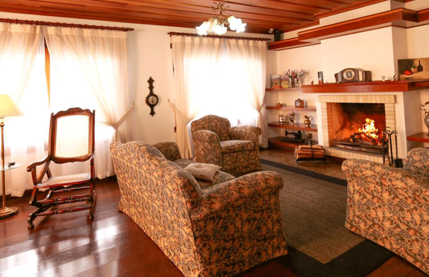 sala-da-lareira-pousada-recanto-feliz-campos-do-jordao-01