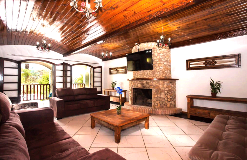 sala-pousada-vila-floratta-campos-do-jordao-01