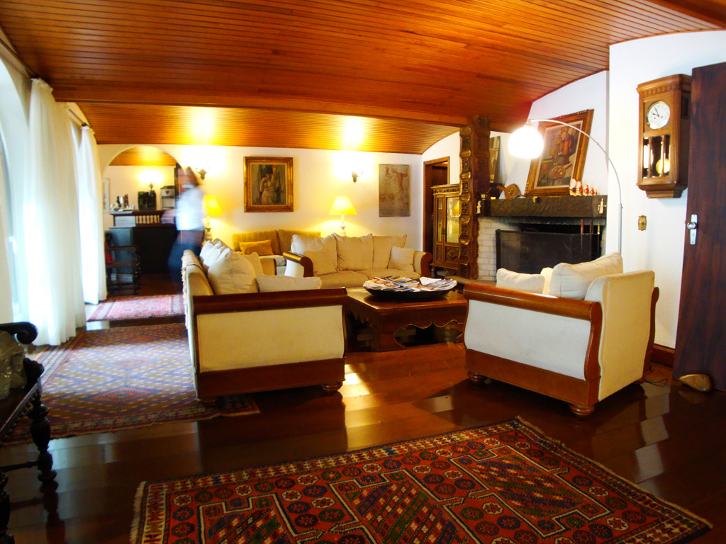 sala-pousada-villa-capivary-campos-do-jordao-04