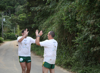 Revezamento entre corredores - Caminhos da F&eacute;: