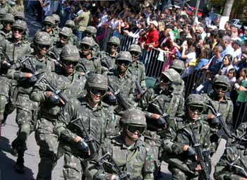 Ex&eacute;rcito desfila em Campos do Jordão