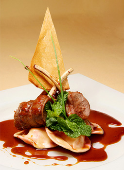Carr&eacute; de Cordeiro com Ravioli de Batata Doce e Hortelã ao Molho de Cerveja Preta